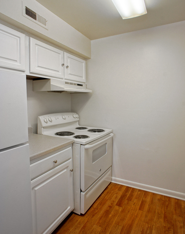 Williamsburg, VA Apartments Stratford at Williamsburg Residents