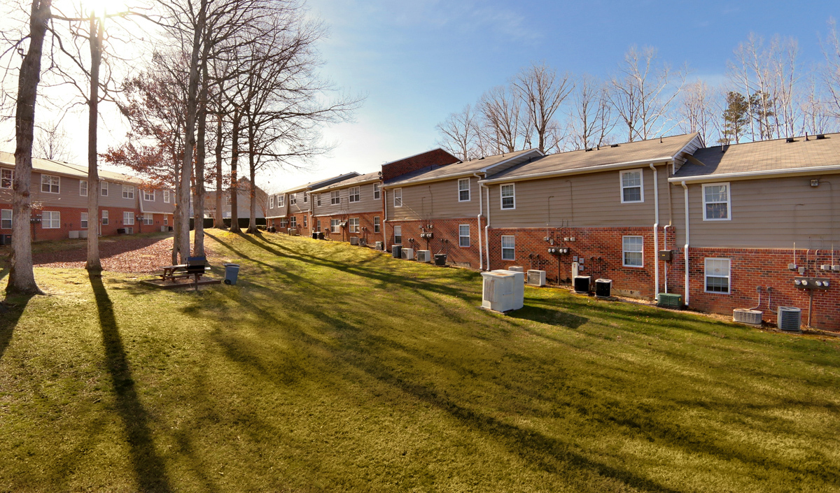 Williamsburg, VA Apartments Stratford at Williamsburg Residents